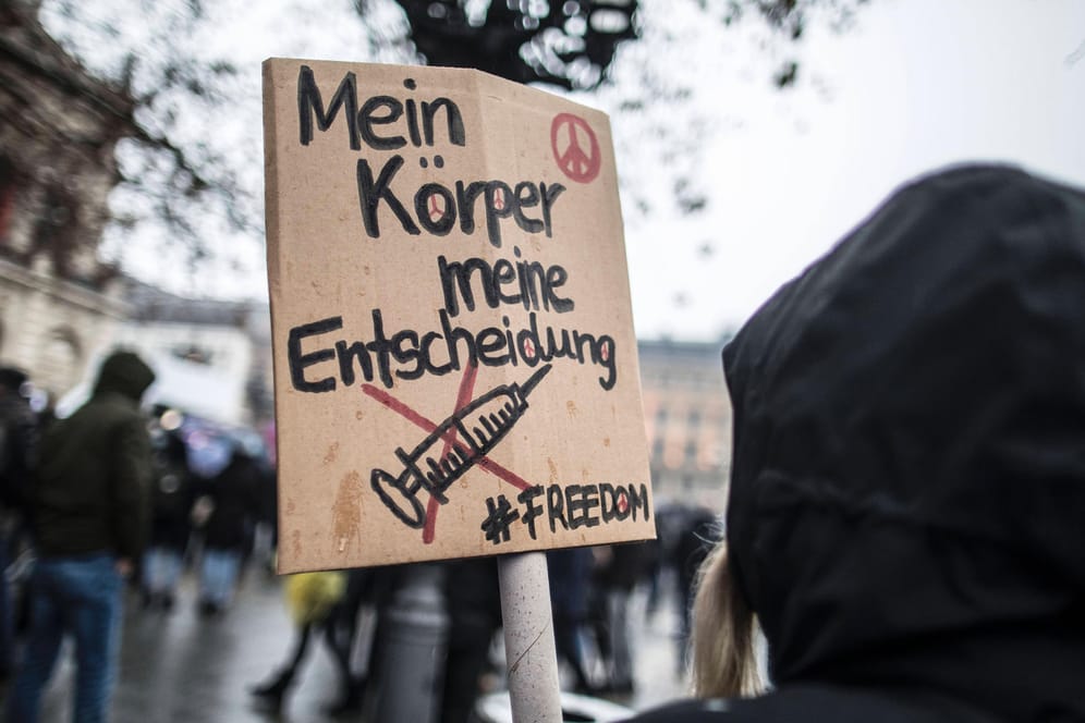 "Querdenker"-Demo in Frankfurt (Symbolbild): Die Protestbewegung radikalisiert sich Experten zufolge zunehmend.