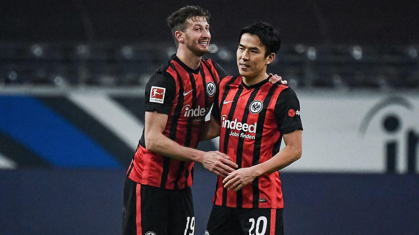 Klub-Ikone: David Abraham (li.) bei seinem letzten Spiel für Eintracht Frankfurt im Januar 2021 mit Teamkollege Makoto Hasebe.
