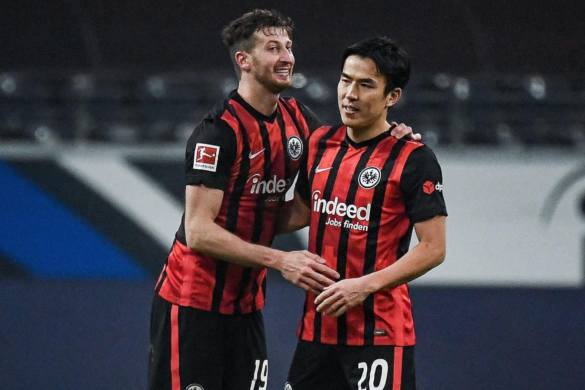 Klub-Ikone: David Abraham (li.) bei seinem letzten Spiel für Eintracht Frankfurt im Januar 2021 mit Teamkollege Makoto Hasebe.