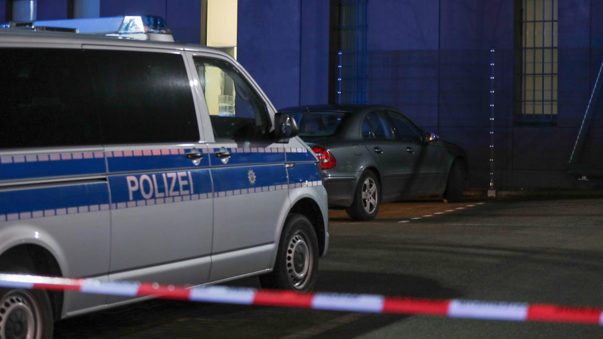 Polizeieinsatz in Köln (Symbolfoto): In Kalk ist am Abend ein Mann angeschossen worden. Polizeieinsatz in Köln (Symbolfoto): In Kalk ist am Abend ein Mann angeschossen worden.