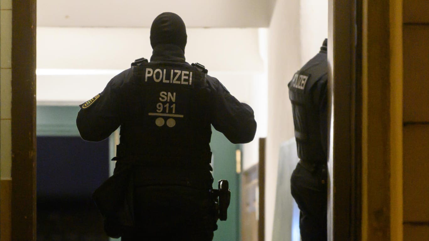 Polizisten in einem Haus in Dresden (Symbolbild): Mehrere Ermittlungen hatten die Razzia ausgelöst.