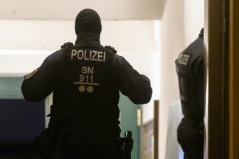 Polizisten in einem Haus in Dresden (Symbolbild): Mehrere Ermittlungen hatten die Razzia ausgelöst.