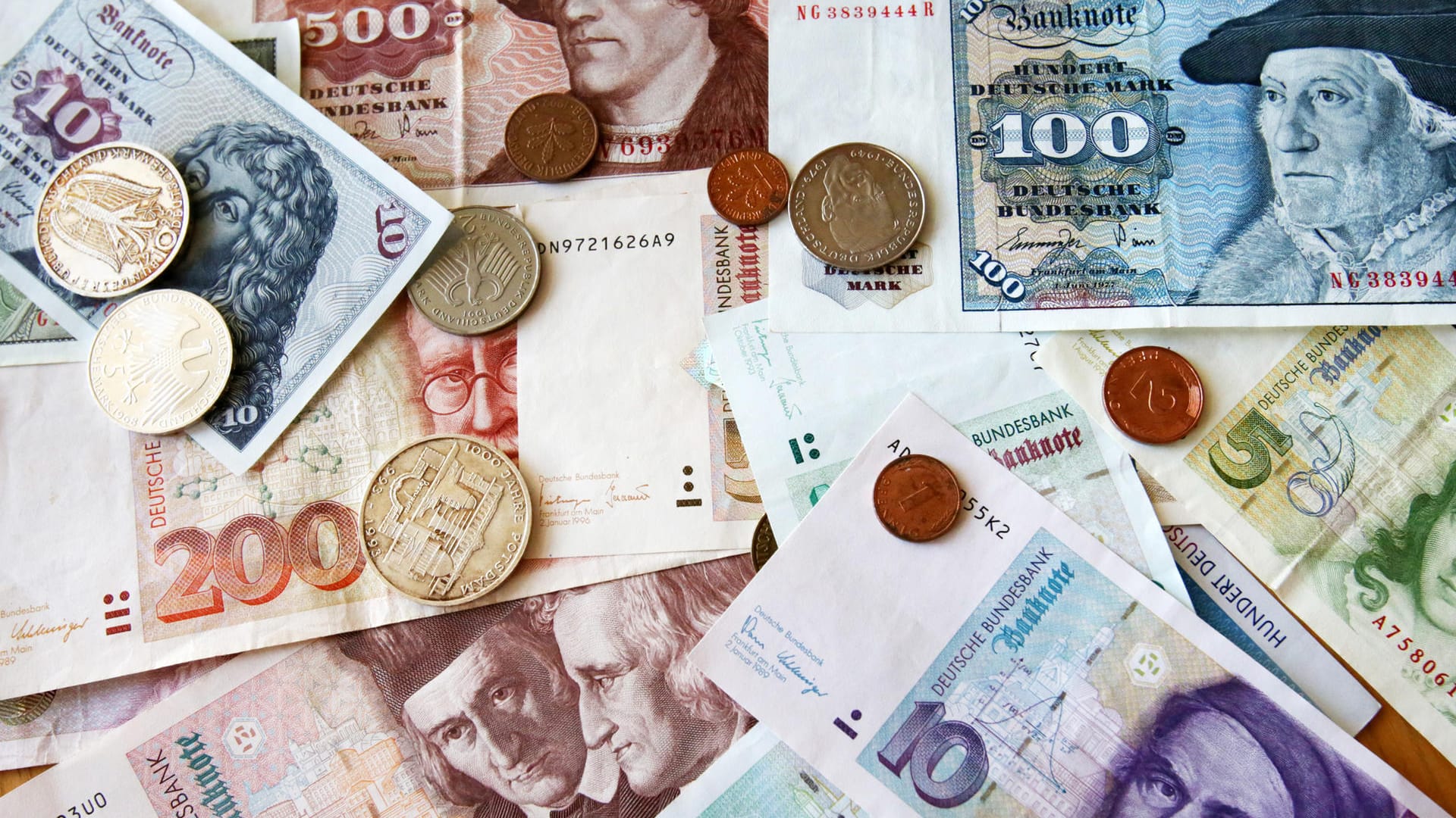 D-Mark-Scheine und Münzen (Symbolfoto): Auch 20 Jahre nach Euro-Einführung tauchen noch immer Bargeld der alten Währung auf. D-Mark-Scheine und Münzen (Symbolfoto): Auch 20 Jahre nach Euro-Einführung tauchen noch immer Bargeld der alten Währung auf.