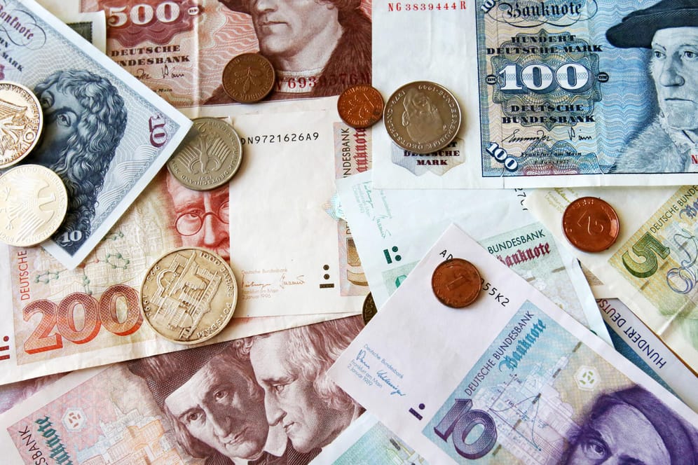 D-Mark-Scheine und Münzen (Symbolfoto): Auch 20 Jahre nach Euro-Einführung tauchen noch immer Bargeld der alten Währung auf.