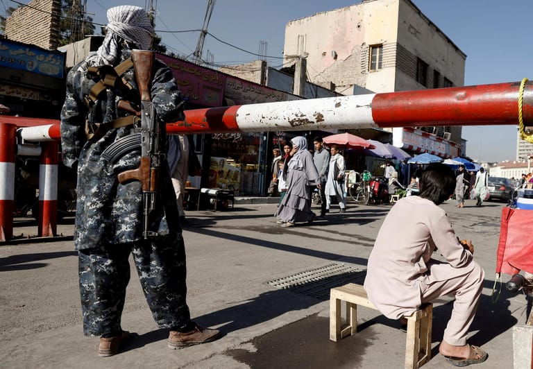 Im August wurde Afghanistan von den Taliban übernommen, seitdem hat sich eine massive Wirtschaftskrise entwickelt. Fast jeder Einwohner ist armutsgefährdet, 59 Prozent sind auf humanitäre Hilfe angewiesen. "Den Menschen in Afghanistan geht das Geld aus, während die Preise für grundlegende Güter, von Lebensmitteln bis hin zu Medikamenten, in die Höhe schießen", heißt es im Report des IRC.
