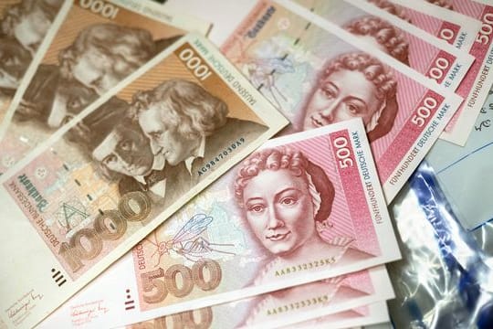 Alte D-Mark-Bestände sind nicht wertlos, sondern können weiterhin in Euro umgetauscht werden. Alte D-Mark-Bestände sind nicht wertlos, sondern können weiterhin in Euro umgetauscht werden.