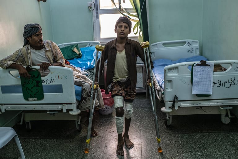 Der Junge hat einen Granatsplitter im Bein: Seit 2015 tobt im Jemen ein Krieg, in dem auch eine von Saudi-Arabien geführte Allianz mitmischt. Mehr als 350.000 Menschen kamen bisher ums Leben – bei den Kampfhandlungen, durch saudi-arabische Luftschläge oder durch Hunger und Krankheit. Die Konfliktparteien rekrutieren auch Kindersoldaten. Das Wirtschaftssystem ist zerstört und auch das Gesundheitssystem steht kurz dem Kollaps, heißt es im IRC-Bericht.