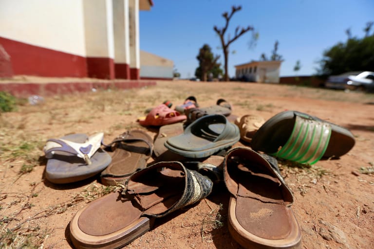 Nur Schuhe sind geblieben, nachdem Bewaffnete Kinder entführt haben: Nigeria leidet vor allem unter Kriminalität und kriegerischen Auseinandersetzungen. Schon seit Jahren steht hier besonders der Nordosten, in dem auch die islamistische Gruppe Boko Haram besonders aktiv ist, im Fokus. Mittlerweile aber breitet sich die instabilen Zustände auch auf andere Landesteile aus, im Südosten etwa werden separatistische Bewegungen zunehmend gewalttätiger. 12,8 Millionen Menschen sind von Hunger bedroht.