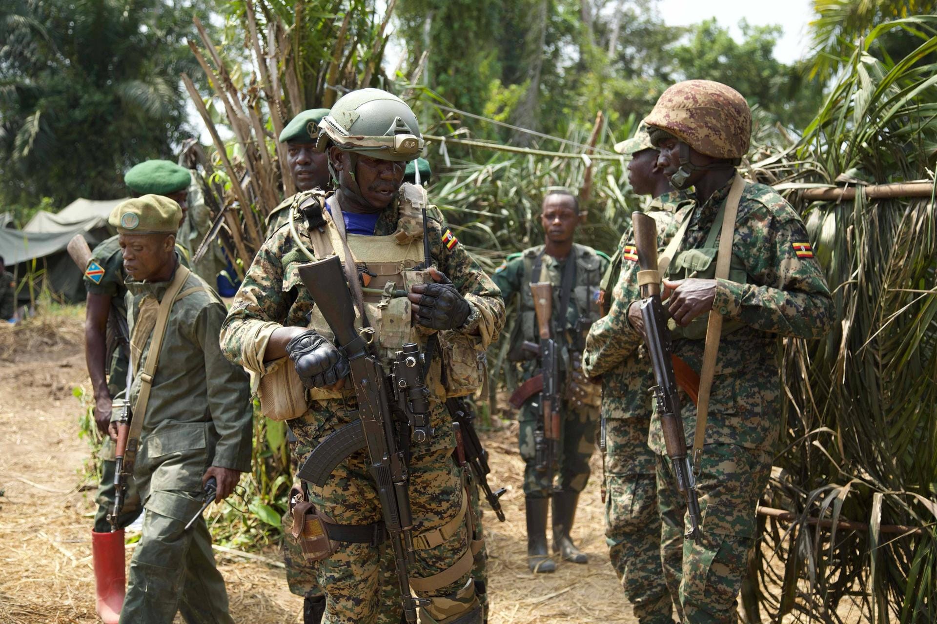 Ugandische und kongolesische Soldaten kämpfen gemeinsam gegen bewaffnete Milizen: Die Krise in der Demokratischen Republik Kongo stuft das IRC als eine der komplexesten Krisen ein. Krankheiten wie Ebola und Corona breiten sich aus, es herrschen politische Spannungen und Konflikte, mehr als fünf Millionen Menschen gelten als Binnenflüchtlinge. Hinzu kommen eine steigende Nahrungsmittelunsicherheit.