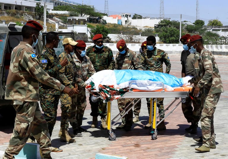 Auf der Trage liegt die Leiche eines Generals, der bei einem Anschlag in Mogadischu getötet worden ist: Seit mehr als 30 Jahren dauert der Bürgerkrieg in Somalia bereits an. Die Regierung bekriegt sich mit der Al-Shabab-Miliz und liegt zudem im Konflikt mit oppositionellen Kräften. Das Land leidet unter einer extremen Dürre, Flussbetten und Brunnen sind in einigen Regionen ausgetrocknet. Rund ein Fünftel der Bevölkerung hat laut den Vereinten Nationen nicht genug Wasser zur Verfügung.
