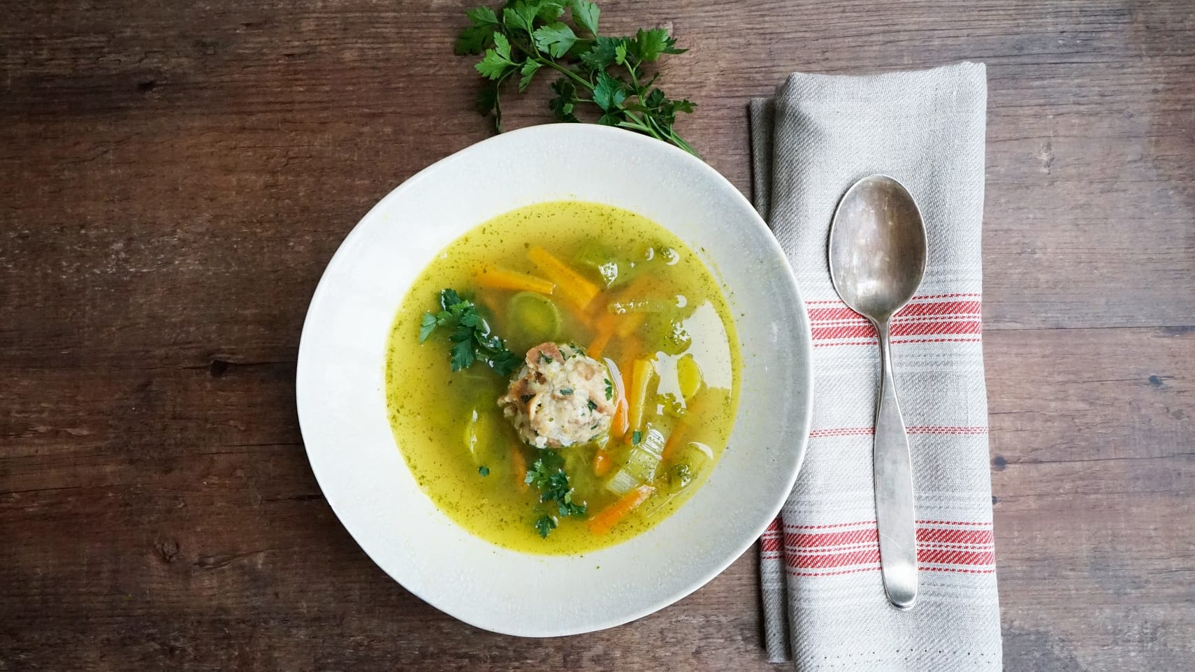 Schön kompakte Semmelknödel: Sie sind das Highlight in der feinen Silvestersuppe.