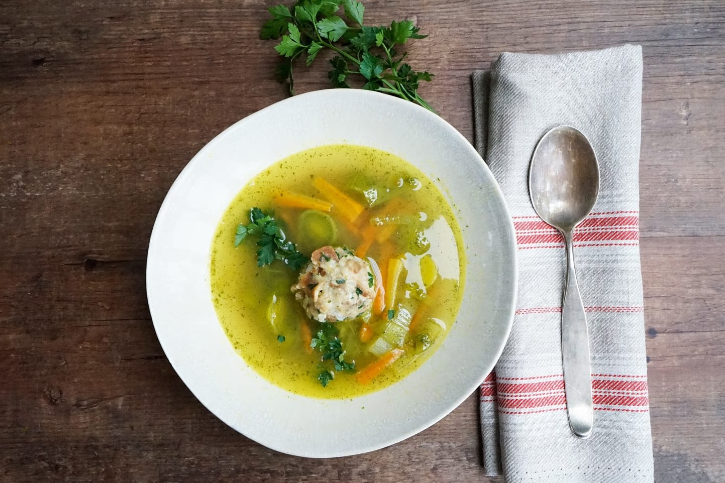 Schön kompakte Semmelknödel: Sie sind das Highlight in der feinen Silvestersuppe.