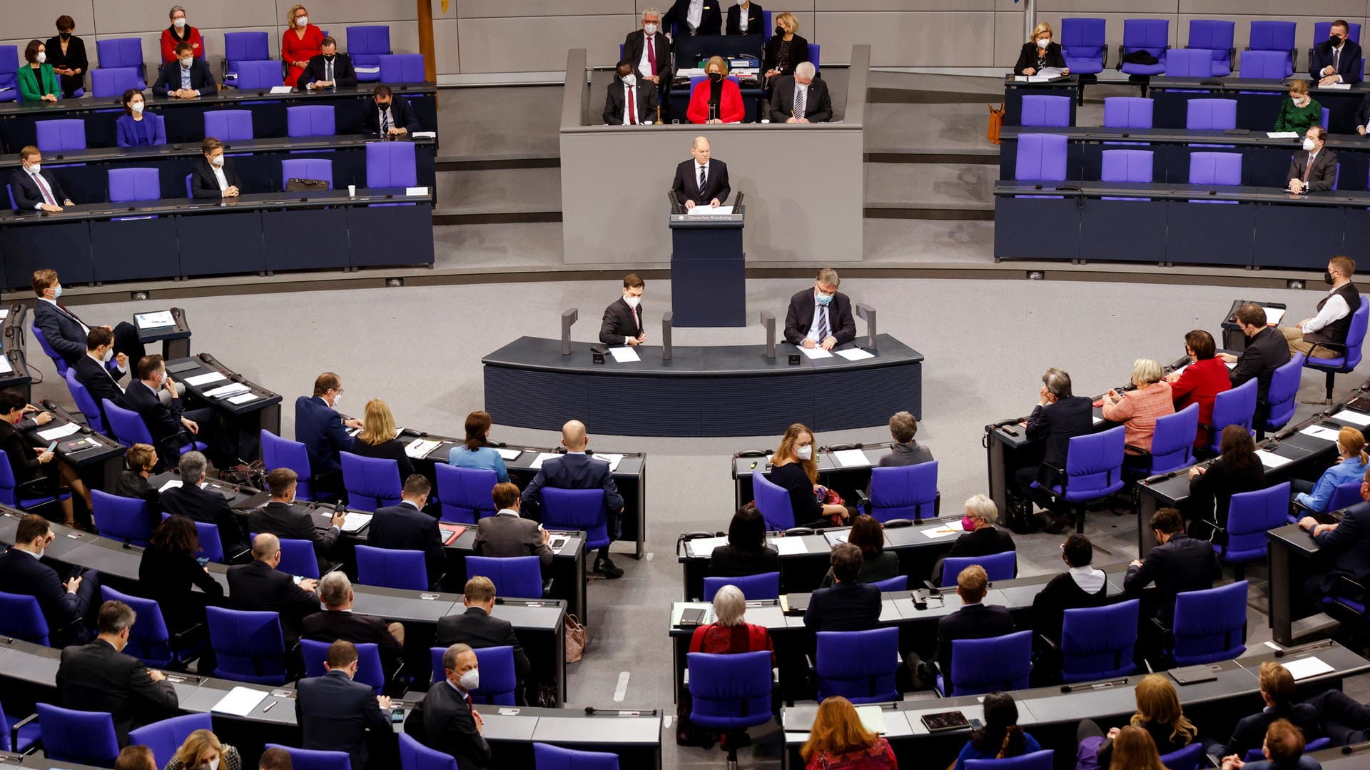 Scholz hält spricht im Bundestag: Vor allem die Corona-Pandemie ist das bestimmende Thema seiner ersten Regierungserklärung.