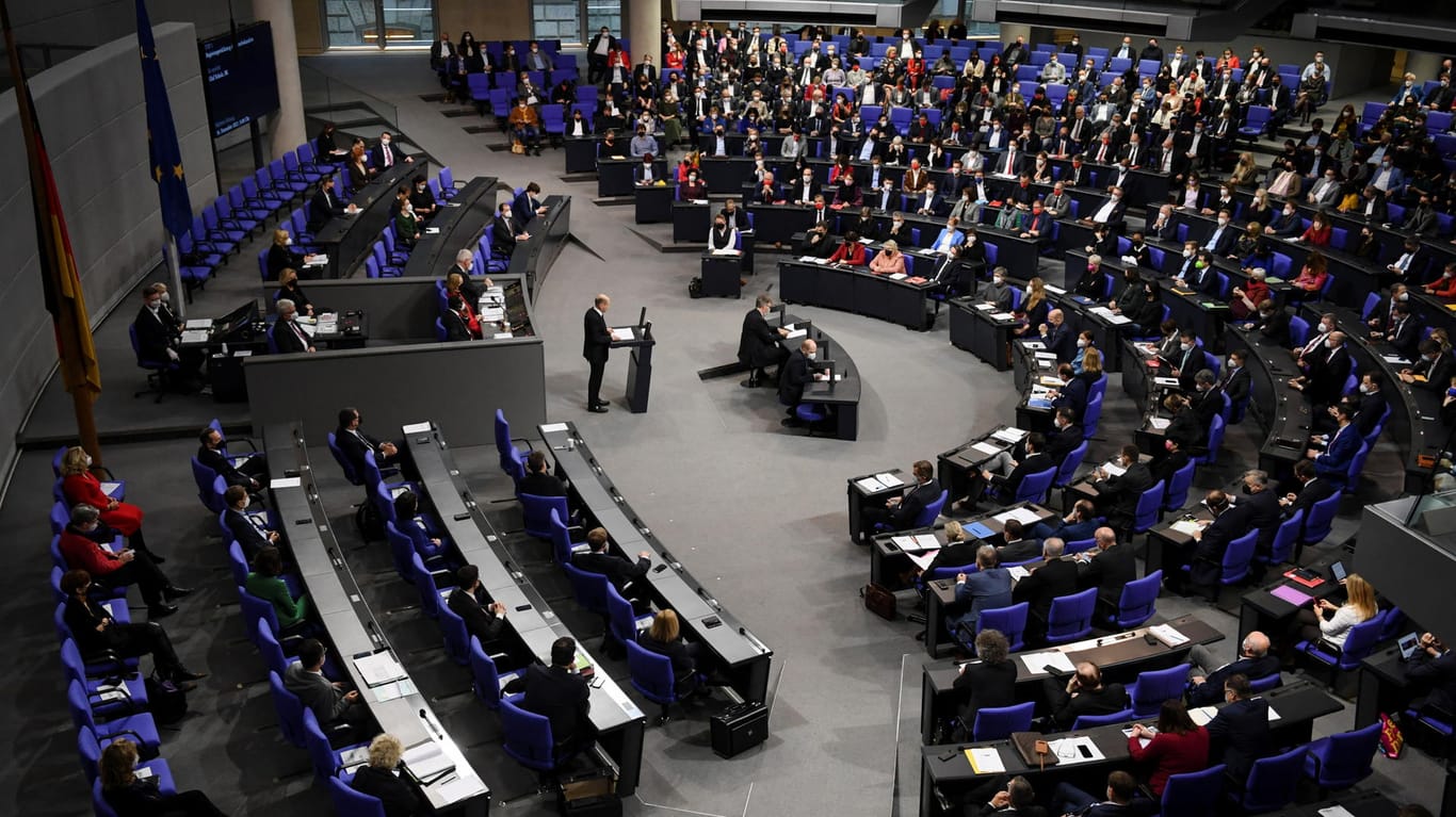 Das Plenum des Bundestag hört die erste Regierungserklärung von Scholz: Seine Regierung wolle eine "Regierung des Fortschritts" sein, so der Kanzler.