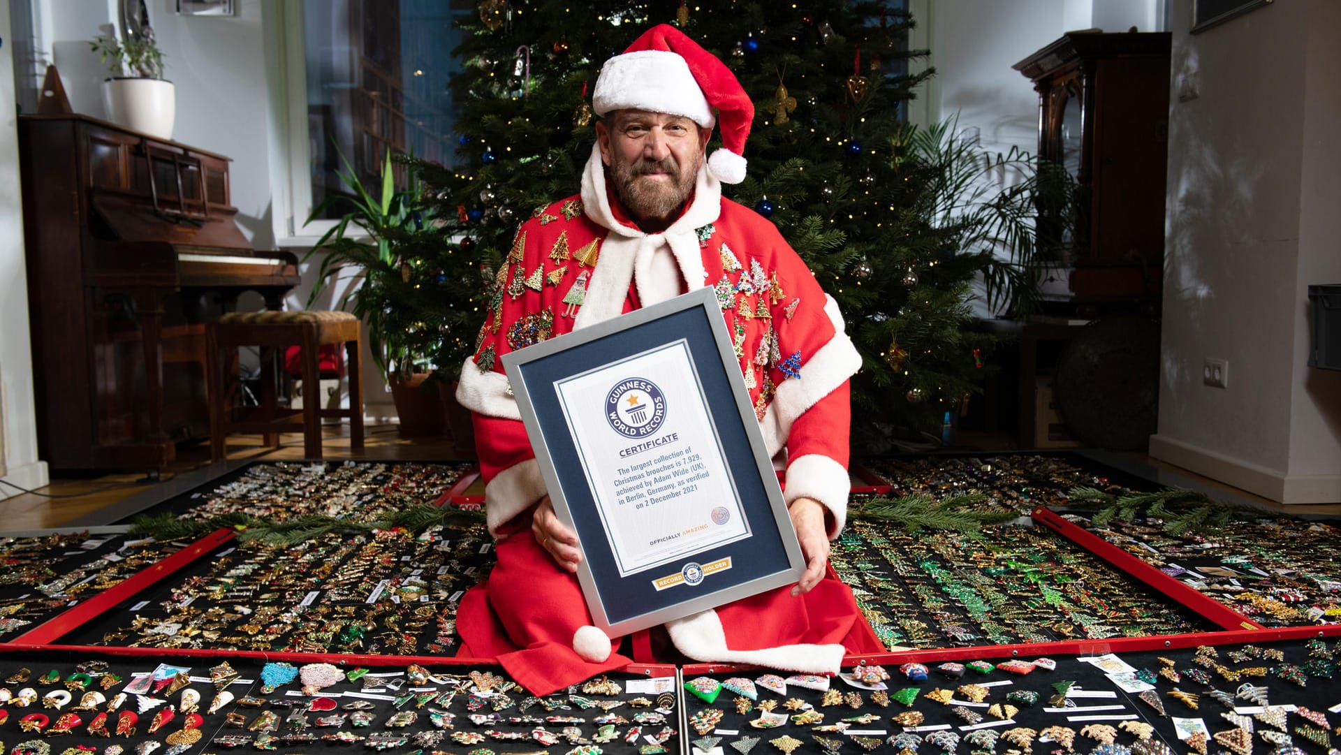Adam Wide als Weihnachtsmann mit seinen Broschen: Seine Sammlung ist über 400.000 Euro wert.