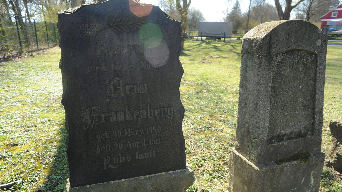 Grabsteine auf einem jüdischen Friedhof in Dortmund (Archivfoto): Die Polizei prüft, ob an einem Gedenkstein angebrachte Schilder strafbar waren.