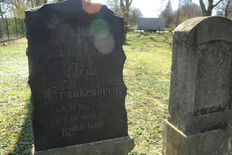 Grabsteine auf einem jüdischen Friedhof in Dortmund (Archivfoto): Die Polizei prüft, ob an einem Gedenkstein angebrachte Schilder strafbar waren.