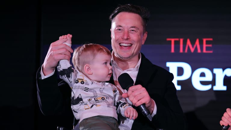 Elon Musk und sein Sohn X AE A-XII (Archivbild): Der Tesla-Gründer stellt sich eine Zukunft ohne unliebsame Arbeit für alle vor.