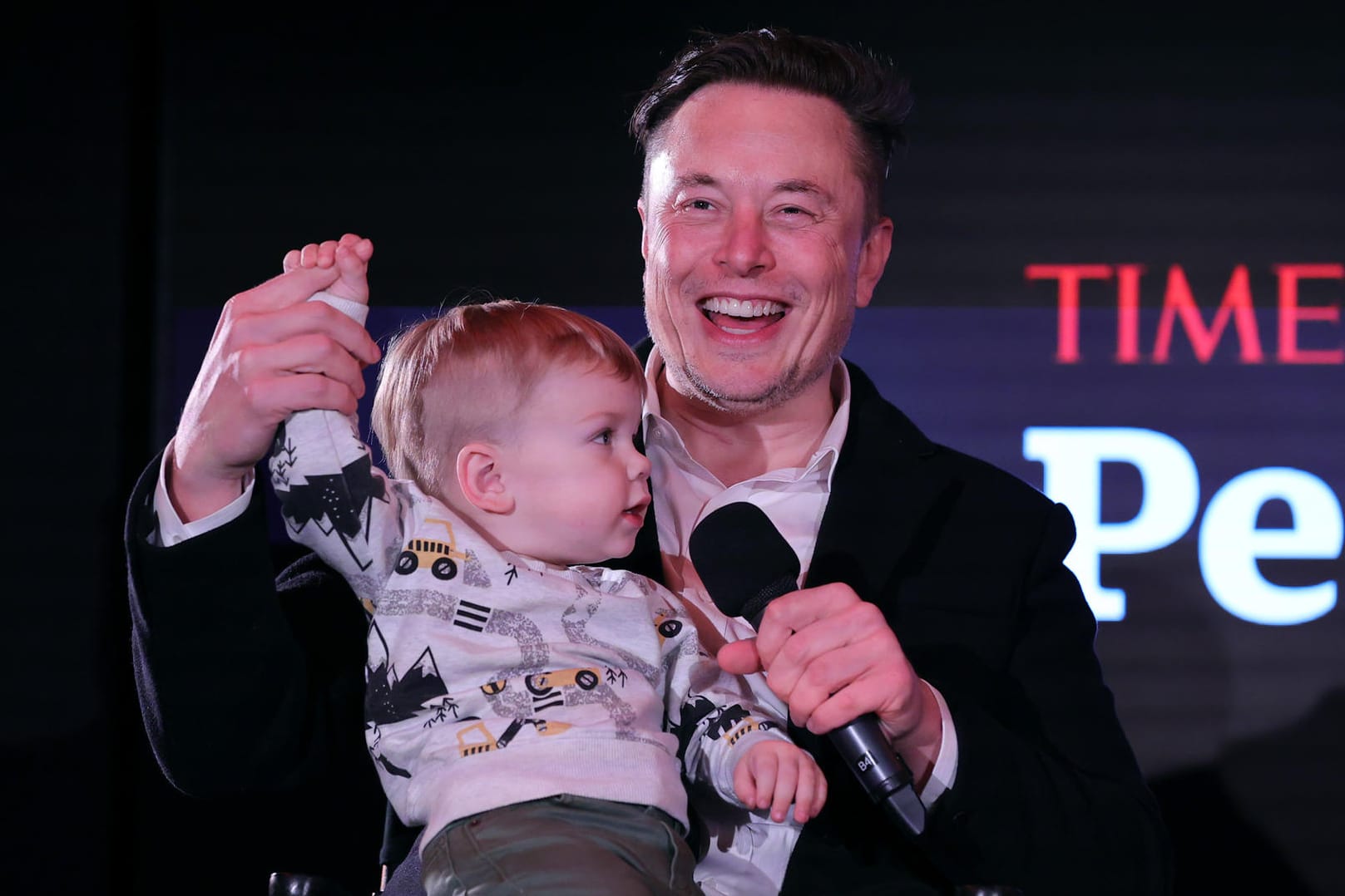 Elon Musk und sein Sohn X AE A-XII (Archivbild): Der Tesla-Gründer stellt sich eine Zukunft ohne unliebsame Arbeit für alle vor.