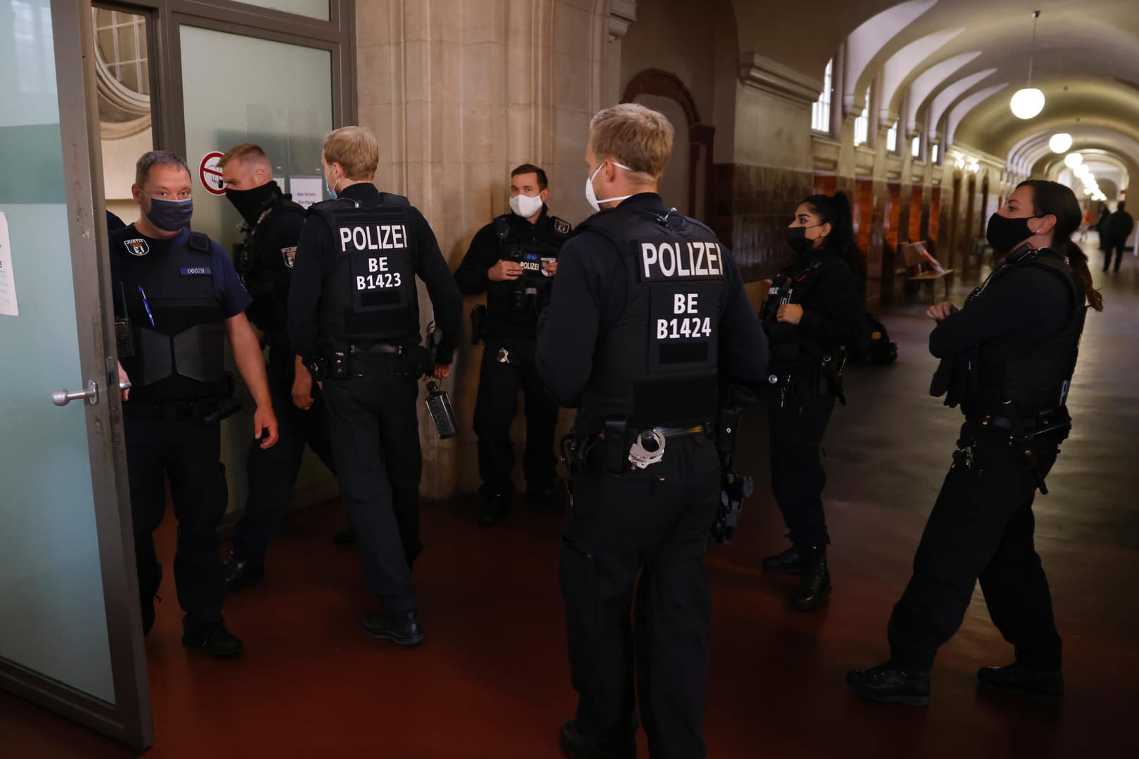 Polizeibeamte sichern am zweiten Tag des Prozesses um den Mord im Kleinen Tiergarten im Kriminalgericht Moabit den Gerichtssaal: Nun ist der Täter verurteilt worden.