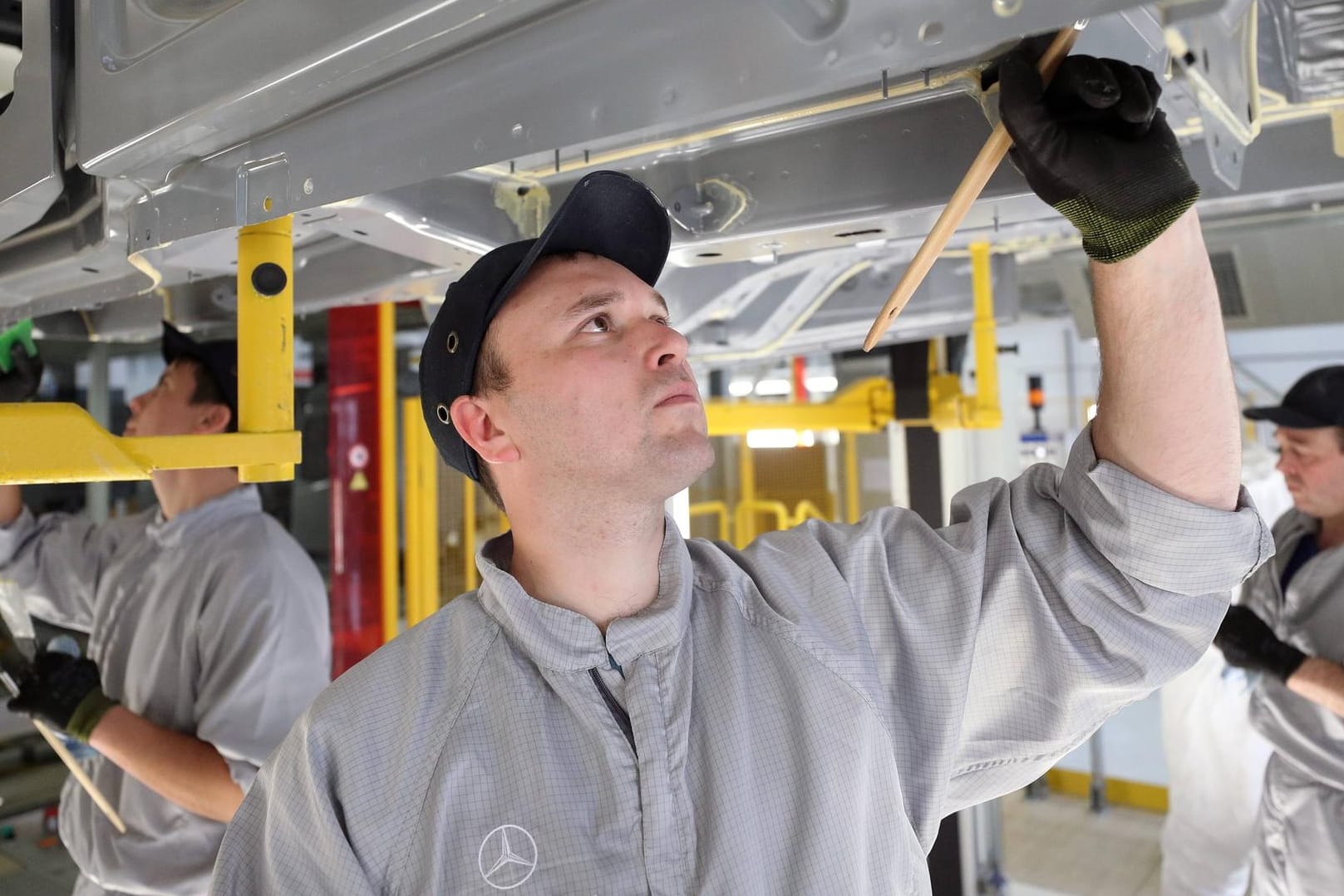 Daimler-Mitarbeiter in der Produktion (Archivbild): In Deutschland beginnt das nächste Jahr für die Daimler-Angestellten mit einem satten Bonus. Daimler-Mitarbeiter in der Produktion (Archivbild): In Deutschland beginnt das nächste Jahr für die Daimler-Angestellten mit einem satten Bonus.