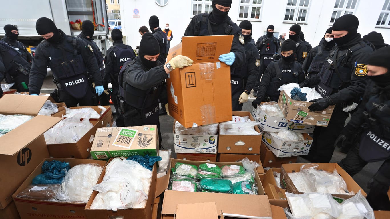 Polizisten der bayerischen Bereitschaftspolizei bereiten Beutel mit Kokain für den Abtransport vor: Die bayerische Polizei hat das Kokain an einem geheimen Ort in einer Müllverbrennungsanlage vernichtet.