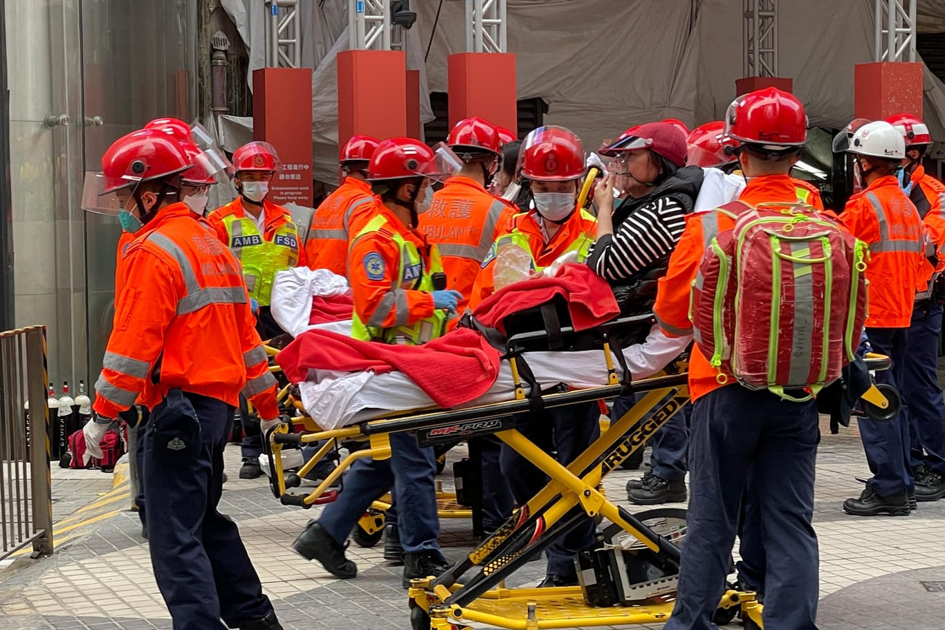 Rettungskräfte evakuieren einen Verletzten: Die meisten der Verletzten klagten wegen der starken Rauchentwicklung über Unwohlsein.