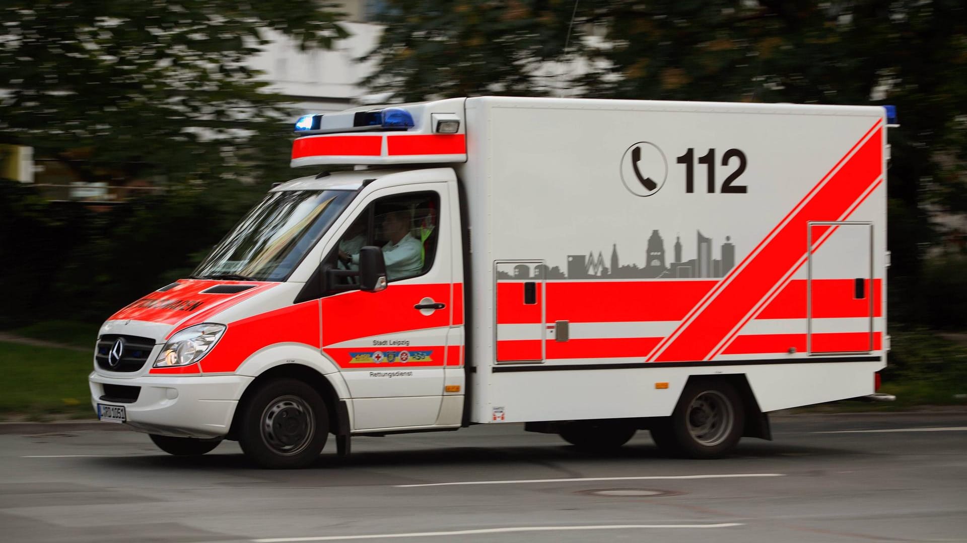 Ein Leipziger Krankenwagen im Einsatz. (Symbolbild) Bei dem Unfall entstand ein Sachschaden von mehreren tausend Euro. Ein Leipziger Krankenwagen im Einsatz. (Symbolbild) Bei dem Unfall entstand ein Sachschaden von mehreren tausend Euro.