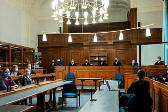 Prozessbeteiligte im Gerichtssaal beim "Tiergartenmord"-Prozess: Politiker fordern Konsequenzen für Russland.
