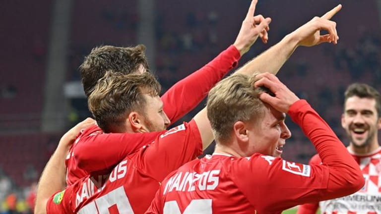 Das Klima beim Karnevalsclub stimmt wieder: Die Spieler vom FSV Mainz 05 feiern den 4:0-Sieg gegen Hertha BSC.