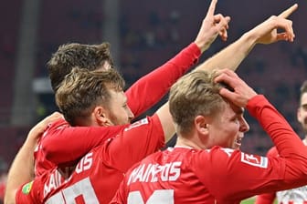 Das Klima beim Karnevalsclub stimmt wieder: Die Spieler vom FSV Mainz 05 feiern den 4:0-Sieg gegen Hertha BSC.