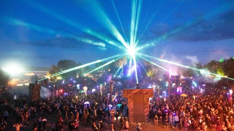 Festivalbesucher tanzen an der Turmbühne auf dem Gelände des Fusion-Festival 2019.