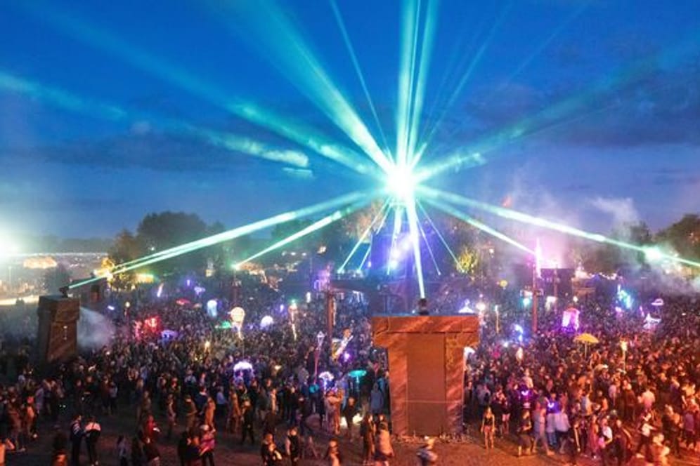 Festivalbesucher tanzen an der Turmbühne auf dem Gelände des Fusion-Festival 2019.