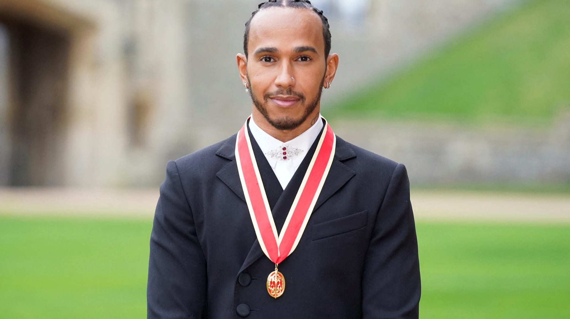 Würdigung: Lewis Hamilton nach seinem Ritterschlag auf Schloss Windsor.