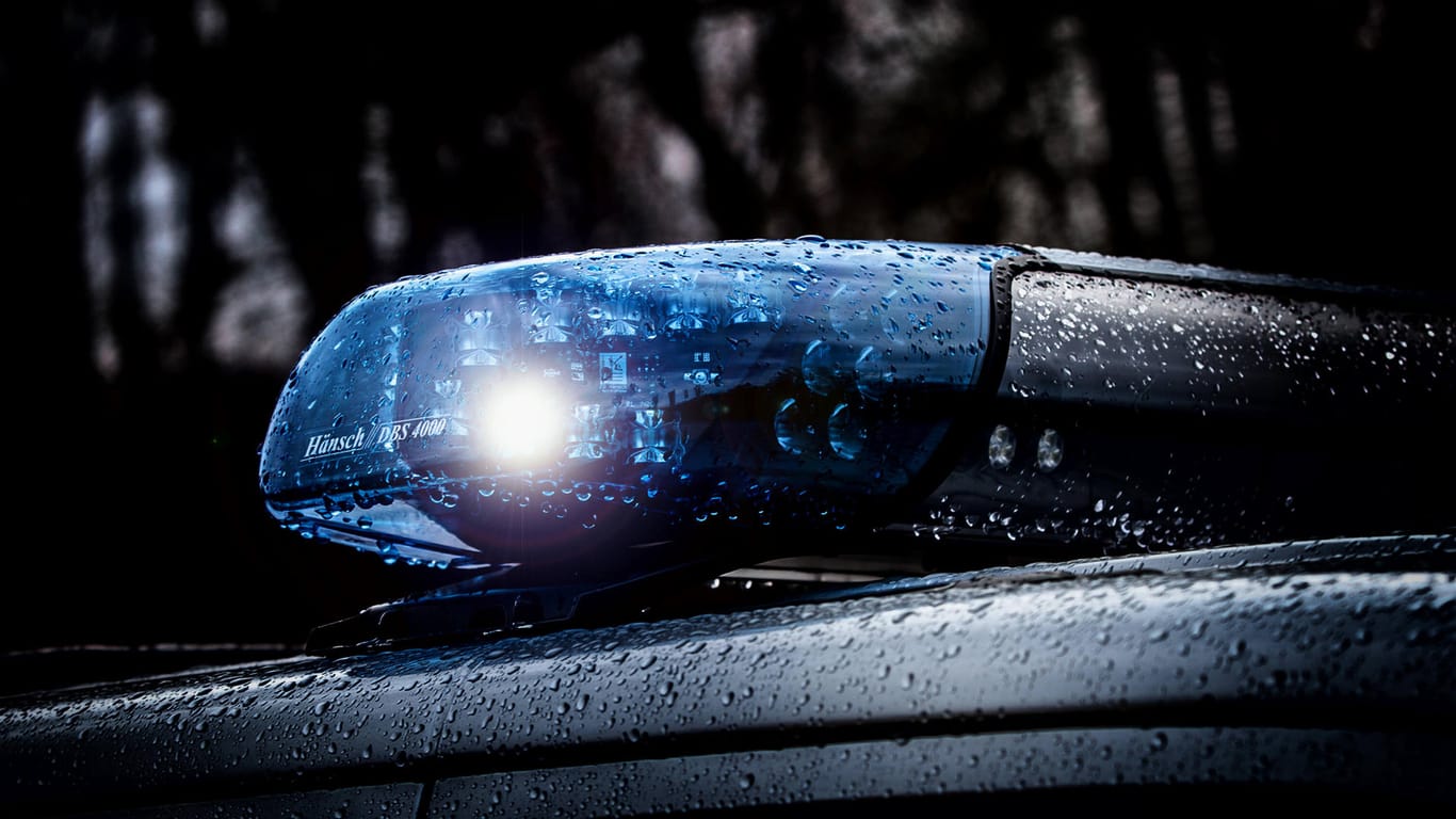 Blaulicht auf Einsatzfahrzeug (Symbolbild): Die Polizei rückte wegen des gruseligen Inserats zur Razzia aus.