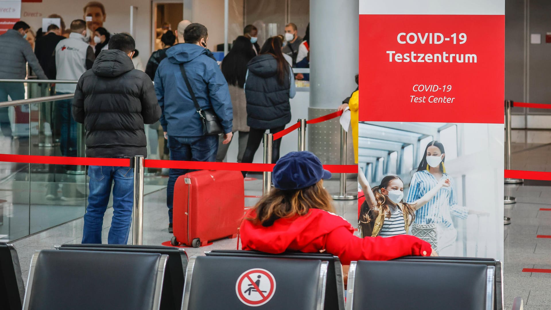 Corona-Test am Flughafen (Symbolbild): Viele Länder haben mittlerweile strenge Testpflichten für Urlauber eingeführt.