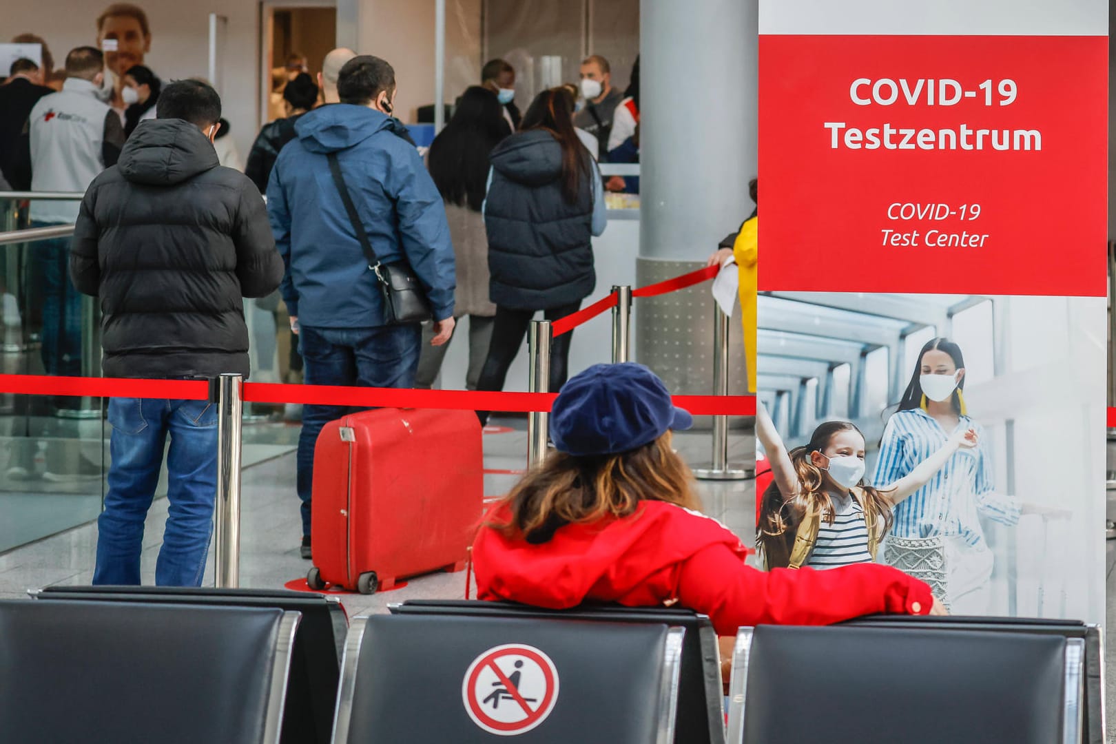 Corona-Test am Flughafen (Symbolbild): Viele Länder haben mittlerweile strenge Testpflichten für Urlauber eingeführt.