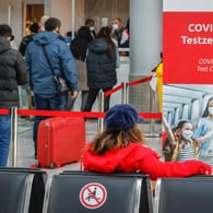 Corona-Test am Flughafen (Symbolbild): Viele Länder haben mittlerweile strenge Testpflichten für Urlauber eingeführt.