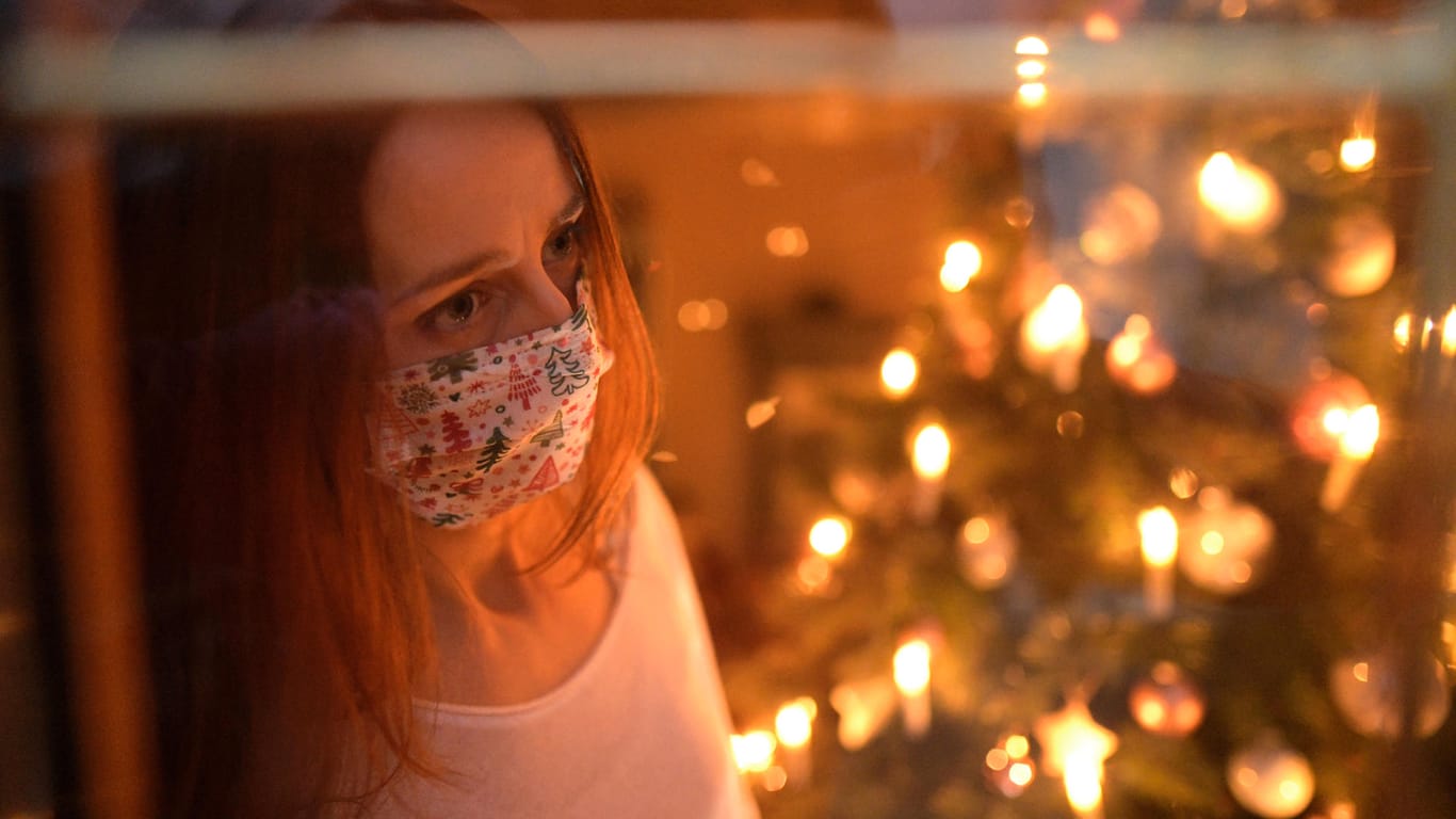 Einsames Weihnachten (Symbolfoto): Wer sich jetzt noch mit dem Coronavirus infiziert, für den wird es kein schönes Fest.
