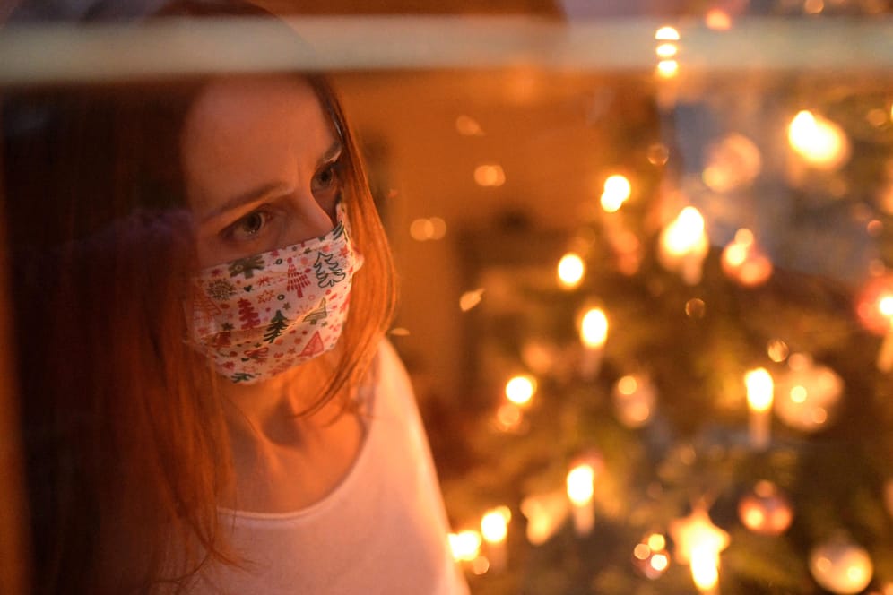 Einsames Weihnachten (Symbolfoto): Wer sich jetzt noch mit dem Coronavirus infiziert, für den wird es kein schönes Fest.