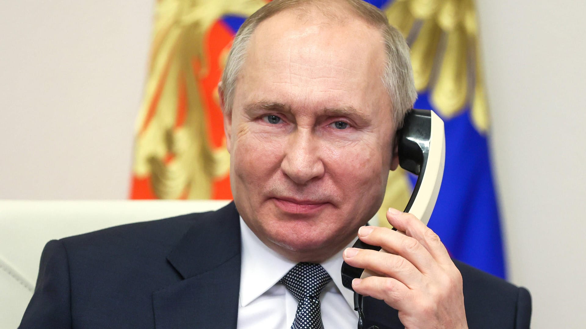 Russlands Präsident Wladimir Putin am Telefon: Gibt er den Kriegsbefehl?