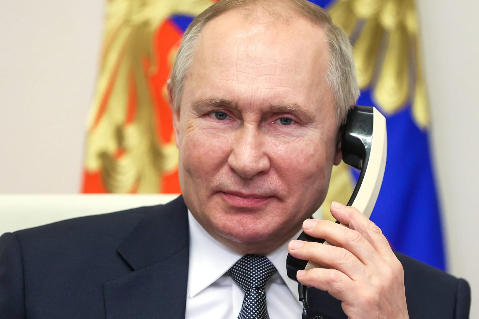 Russlands Präsident Wladimir Putin am Telefon: Gibt er den Kriegsbefehl?