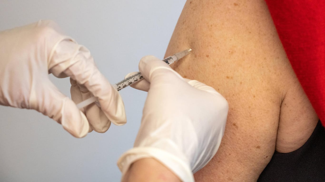 Eine Frau erhält eine Boosterimpfung: In Deutschland wird über die Einführung einer allgemeinen Impfpflicht gestritten.