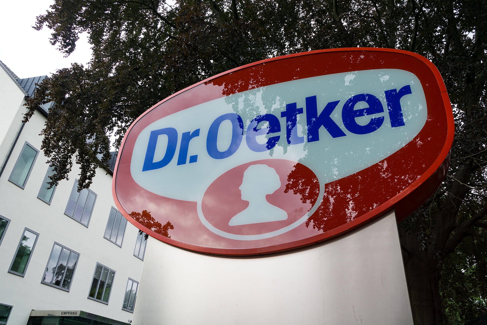 Etwas regionaler, aber nicht weniger bekannt: Dr. Oetker schafft es auf Platz 5 des deutschen Rankings und ist mit Platz 18 auch international noch unter den Top-20-Arbeitgebern vertreten. Der Lebensmittelhersteller ist durch seine Backzutaten und Puddingpulvertüten bekannt. Zu dem Unternehmen gehören aber auch weitere Marken wie Coppenrath & Wiese, Radeberger oder Henkell.