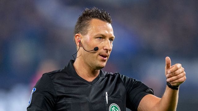 DFB-Schiedsrichter Sven Jablonski pfeift zukünftig auch internationale Spiele. DFB-Schiedsrichter Sven Jablonski pfeift zukünftig auch internationale Spiele.