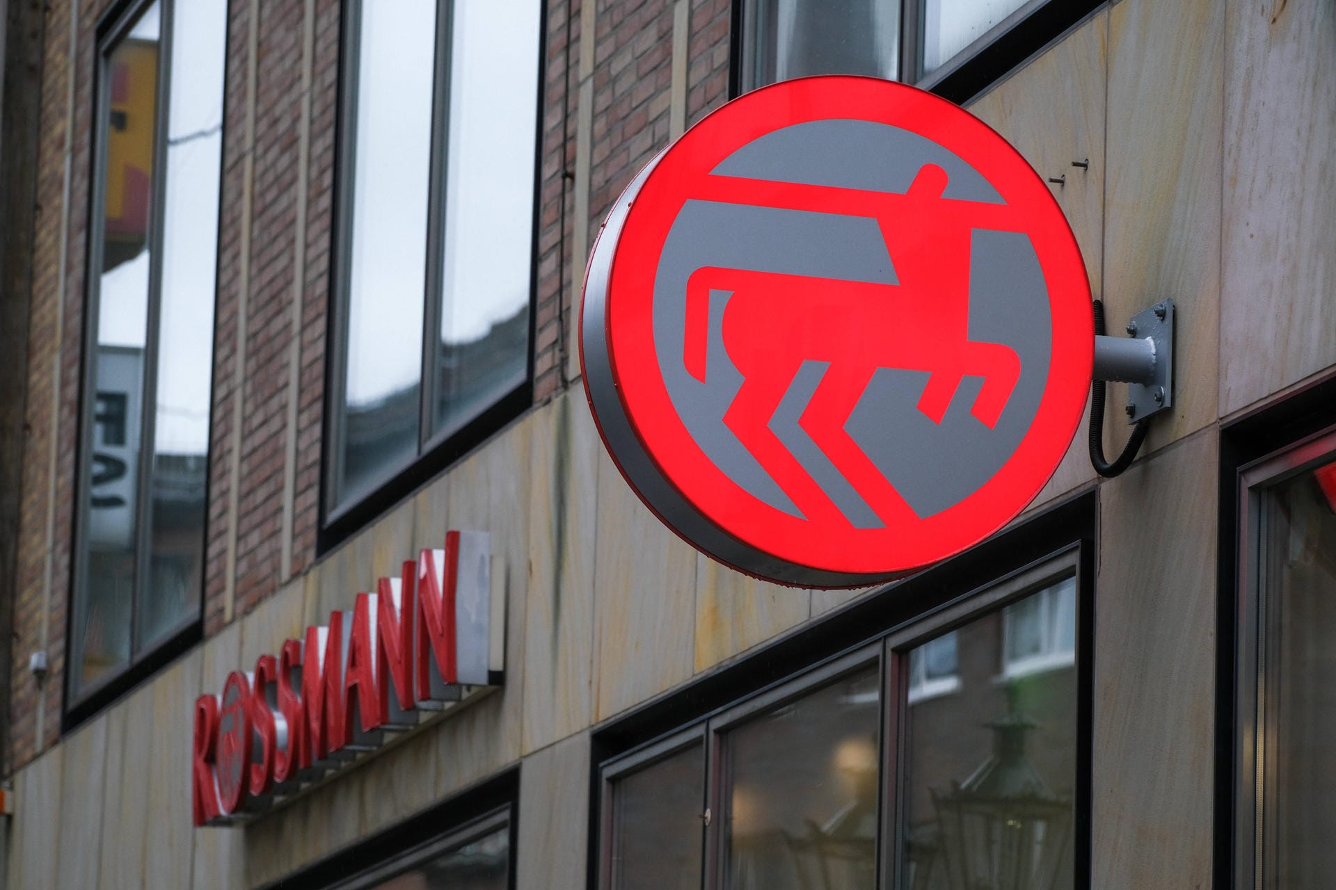 Mit der Drogeriekette Rossmann hat es auch ein Einzelhändler in die internationale Liste der Top 50 Arbeitgeber geschafft. Das niedersächsische Unternehmen ist noch immer in Familienhand und stellt etwa 33.400 Mitarbeiter an.