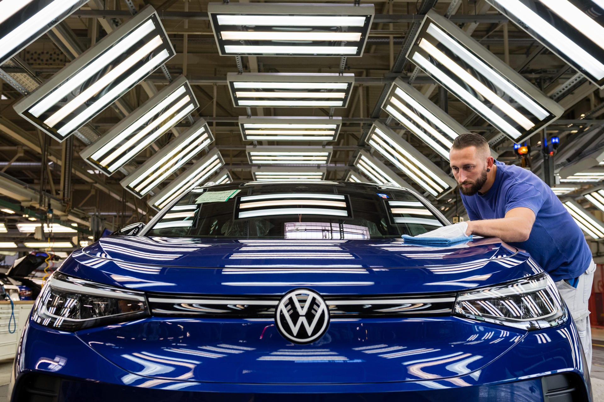Mit Volkswagen schafft es auch der dritte große Autobauer in die Liste. Volkswagen ist international aktiv und der größte Autobauer Europa. In Deutschland hat das Unternehmen allerdings zuletzt Schlagzeilen durch interne Streitereien gemacht. VW-Chef Herbert Diess stößt mit seiner ambitionierten E-Mobilität-Strategie immer wieder auf Widerstand.