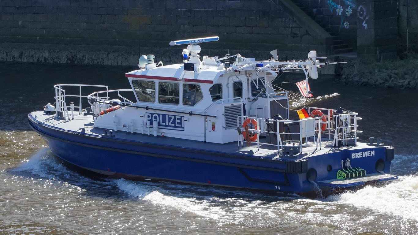 Ein Boot der Wasserschutzpolizei (Archivbild): Bei einem Zusammenstoß ist ein Schaden von 20.000 Euro entstanden.