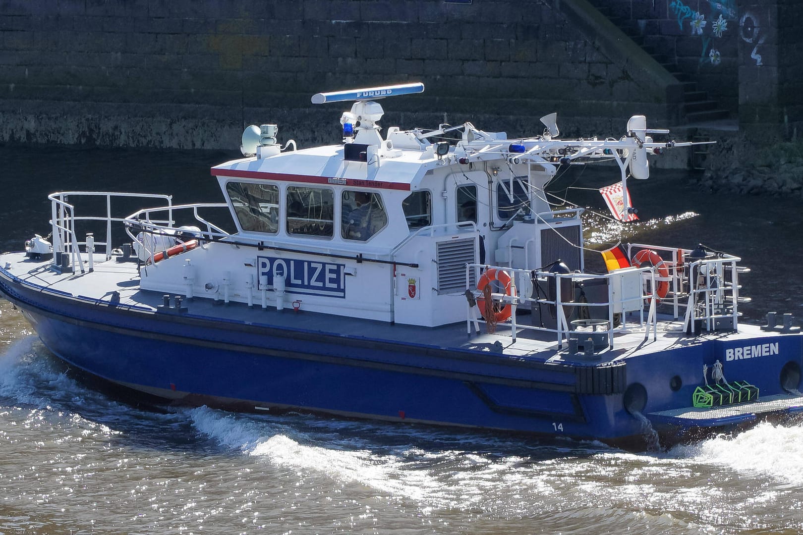 Ein Boot der Wasserschutzpolizei (Archivbild): Bei einem Zusammenstoß ist ein Schaden von 20.000 Euro entstanden.