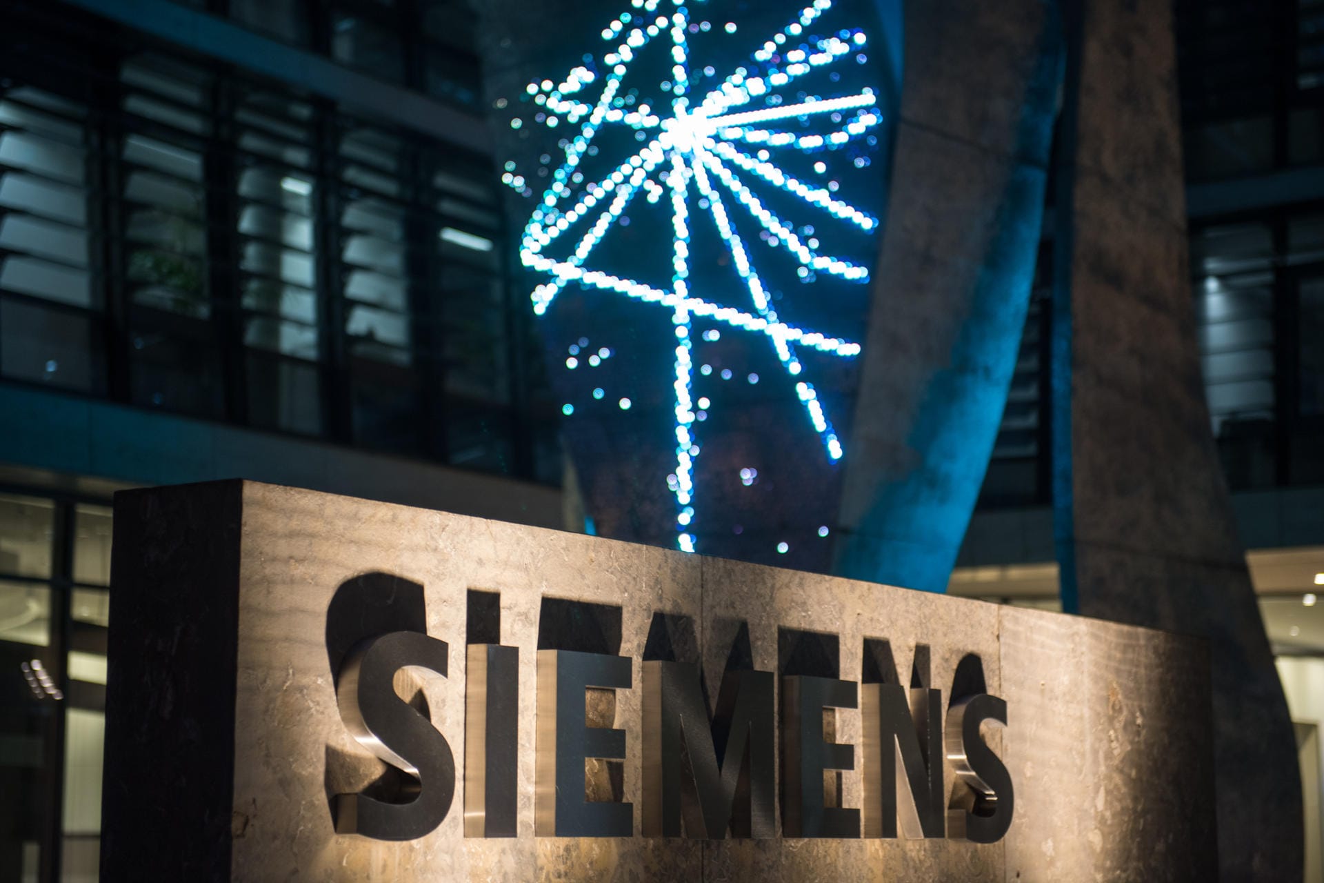 Dicht hinter Adidas folgt ein weiteres deutsches Traditionsunternehmen: Siemens schafft es international auf Platz 15 und ist damit das dritte Unternehmen in der Liste. Das Unternehmen ist insgesamt in 190 Ländern vertreten.